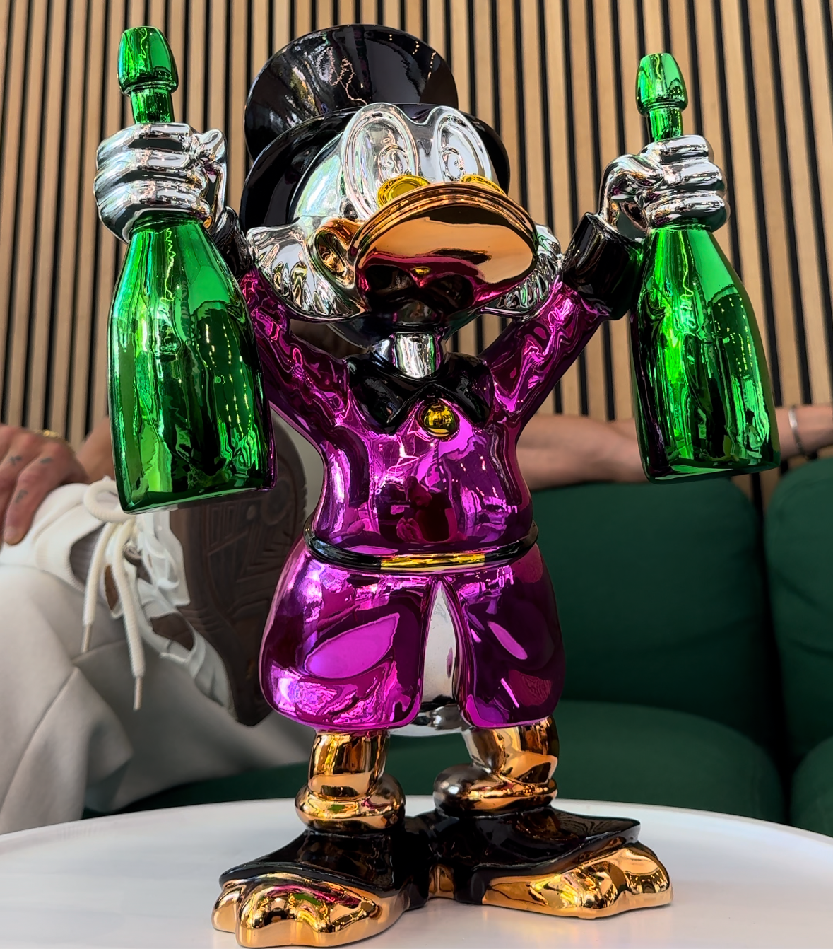 Duck Bilionário Champagne - Escultura de Poder e Fortuna